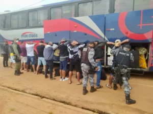 Homem é preso com drogas dentro de ônibus na BR-135 na cidade de Corrente