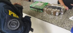 Homem tenta proteger maconha com ‘oração divina’, mas acaba preso pela PRF em Pouso Alegre.