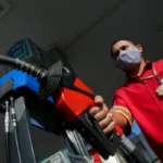 Preço da gasolina ultrapassa R$ 5 em pagamentos no débito e crédito no DF. Confira os valores atualizados