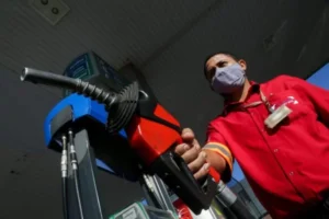 Preço da gasolina ultrapassa R$ 5 em pagamentos no débito e crédito no DF. Confira os valores atualizados