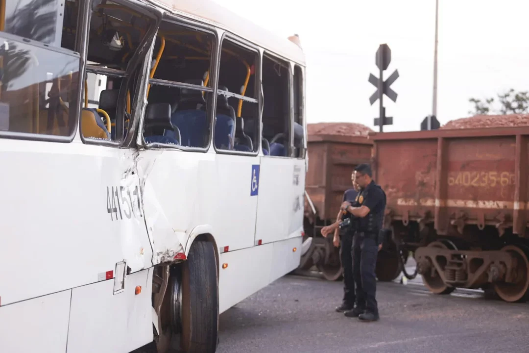 Trem de carga atinge ônibus e mata ao menos uma pessoa no DF